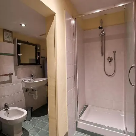 Guetshero - Mae Suites - Apartment